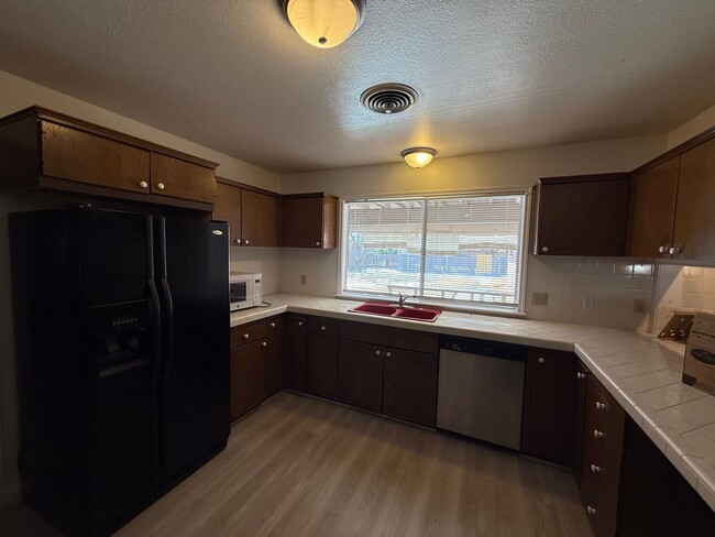 Building Photo - Newly Remodeled Big and Spacious 5 Bed Home! Huge Back Yard!