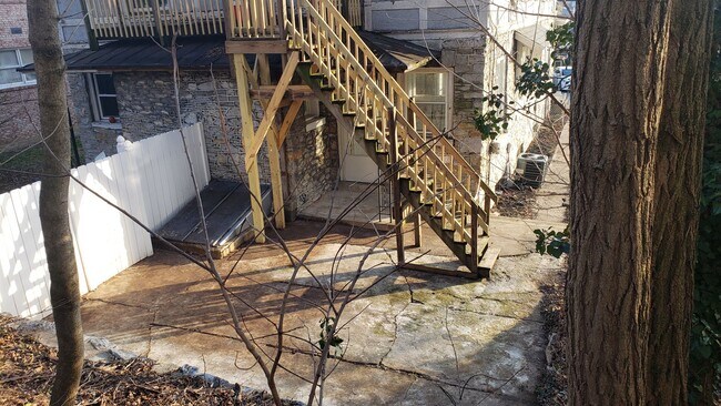 Building Photo - 2710 Woodlawn St