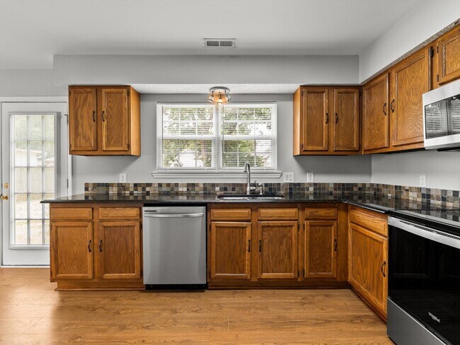Building Photo - Fantastic Location in Madison City!