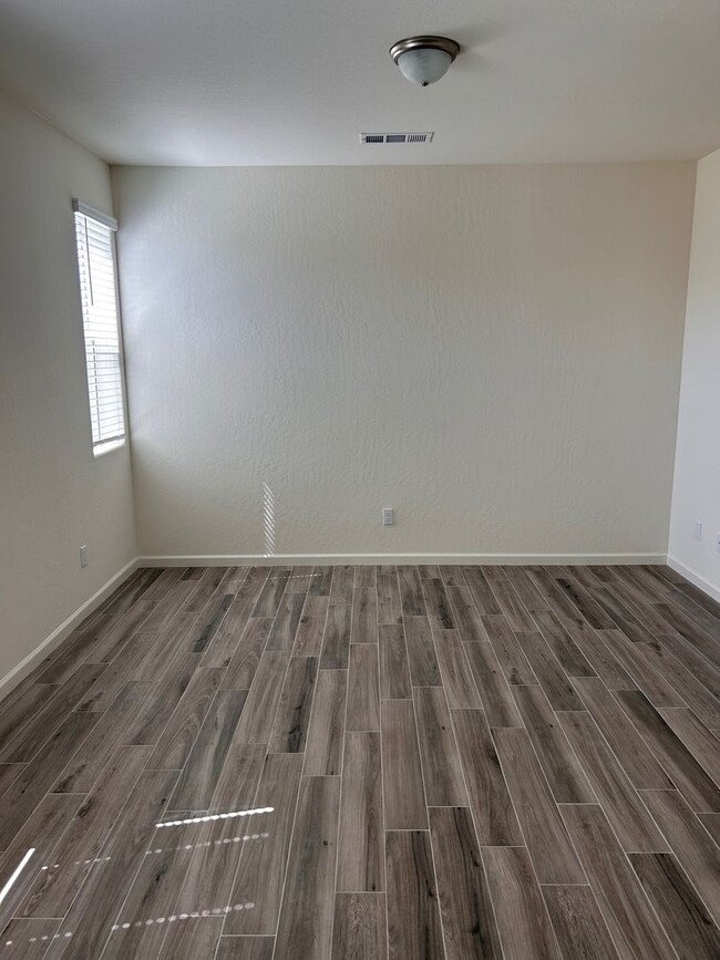 Building Photo - Beautiful home for rent in gated community in Visalia