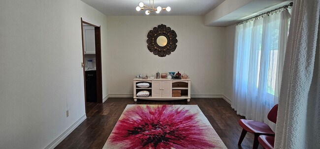 Building Photo - Contemporary Ranch in a beautiful, quiet s...