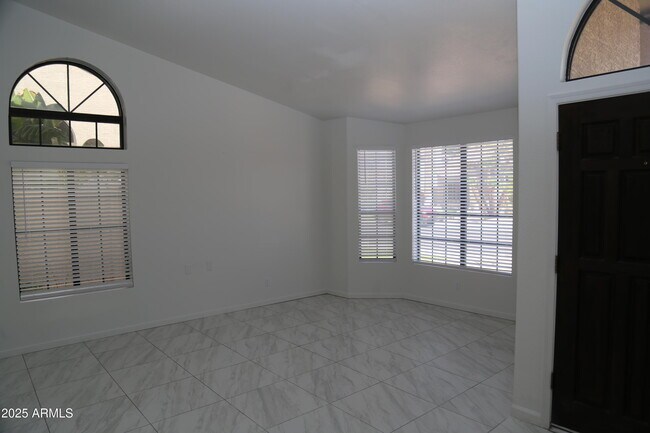 Building Photo - 827 W Harbor Dr