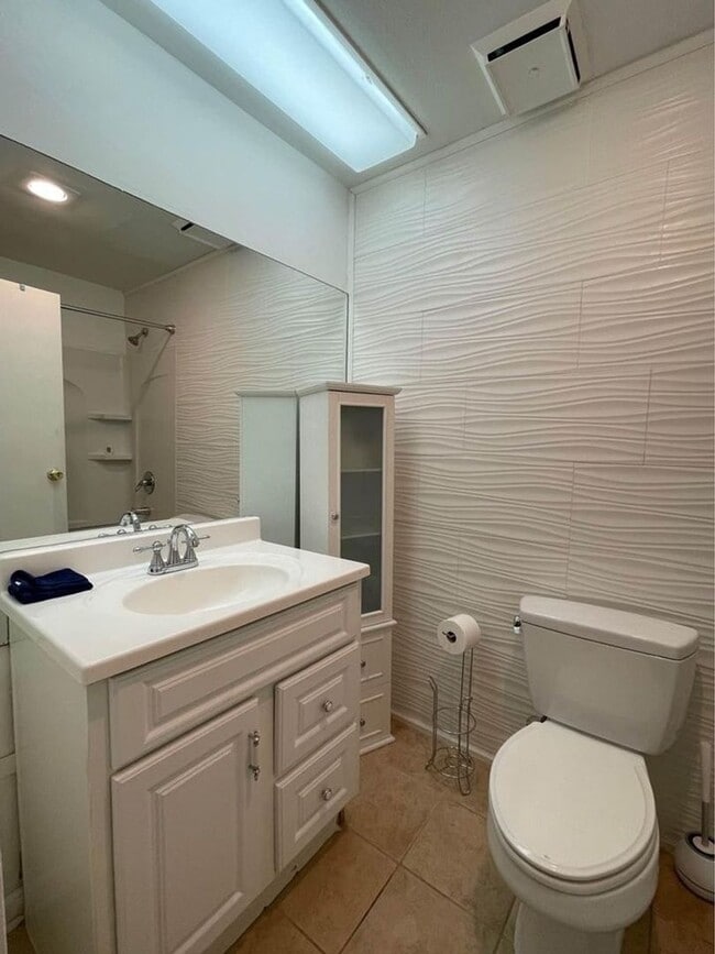 Building Photo - Charming Studio Condo in Norwalk