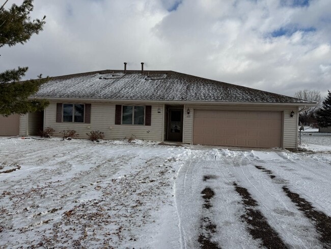 Building Photo - 433 Sarah Cir