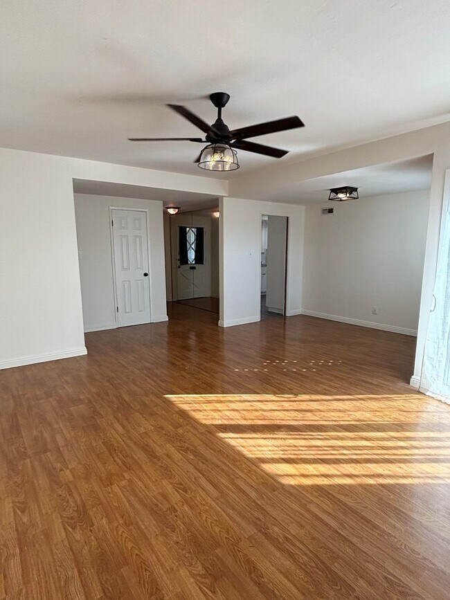 Building Photo - Spacious 3-Bedroom Home with Backyard & 2-Car Garage in Lakewood