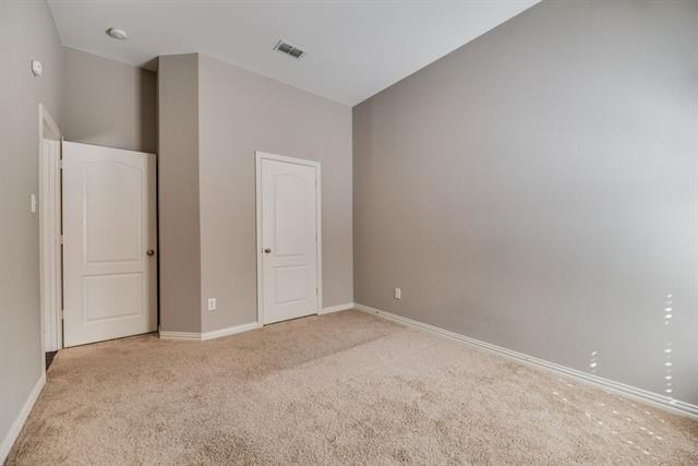 Building Photo - 2609 Lake Ridge Dr