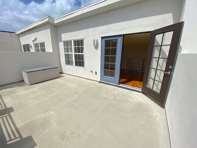 Building Photo - Stunning and Unique Luxury Town Home for R...