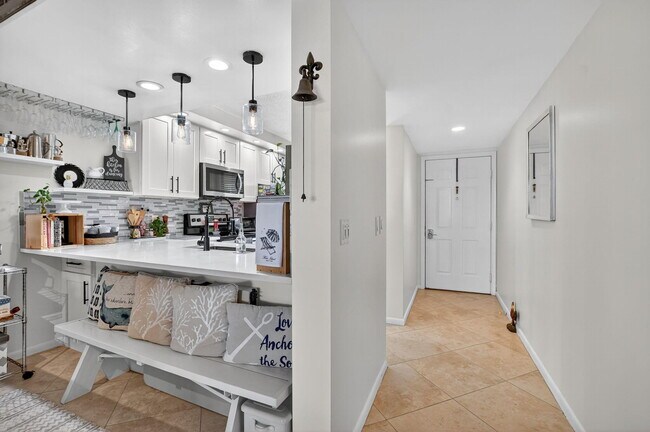 Building Photo - 6205 Balboa Cir