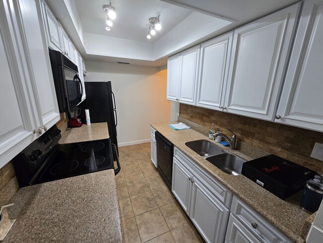 Building Photo - Orlando - 3 Bedroom, 2 Bathroom - $2,295.00