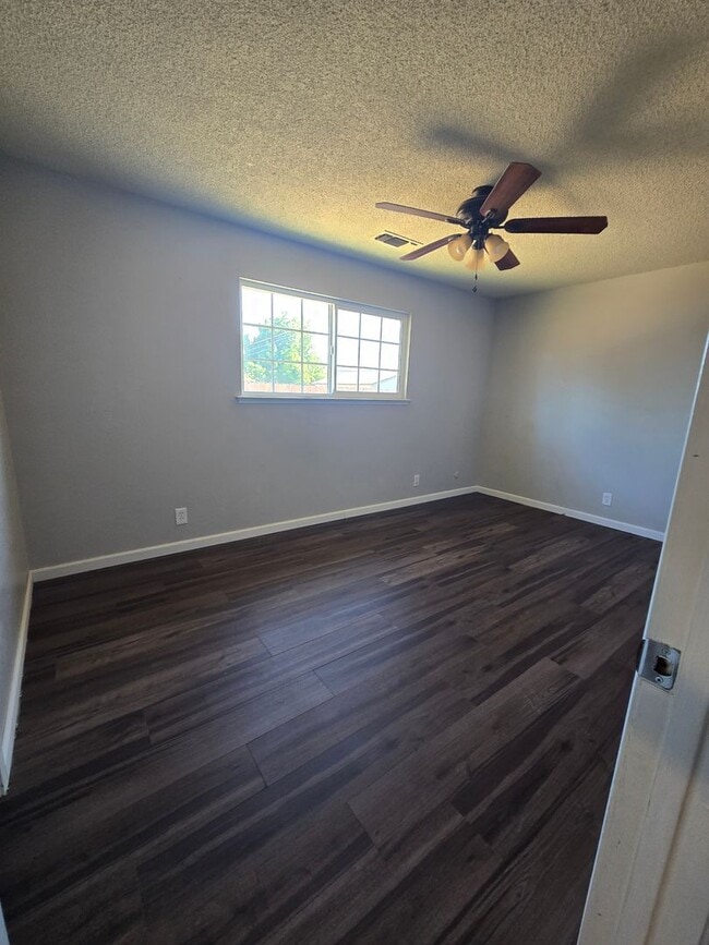 Building Photo - 3 BR 2 BA Available Now