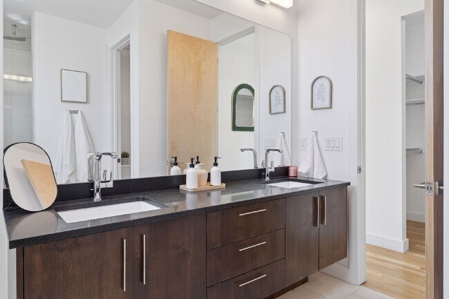 Building Photo - Spacious 5-Bed / 4-Bath home in LoHi for rent