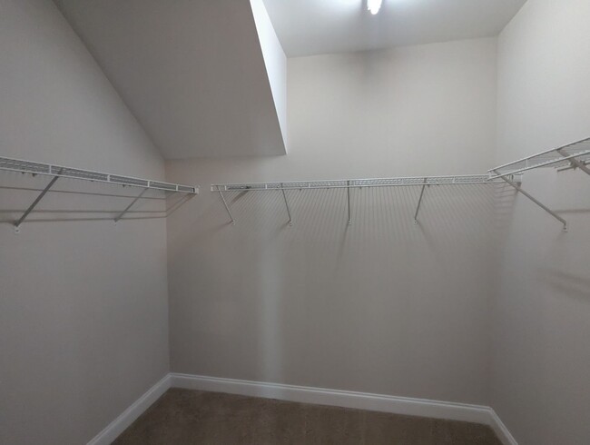 Building Photo - 4BR Main Floor Master, Huntersville