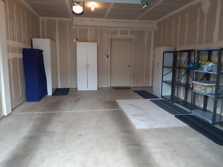 Garage - 10664 NE Holly St