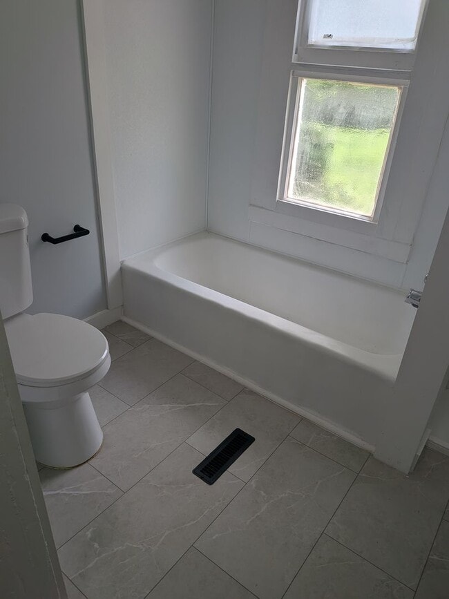Building Photo - Move in Ready 4 Bed 2 Bath House