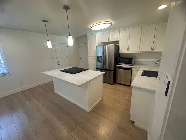 Building Photo - 9101 Rosewood Dr
