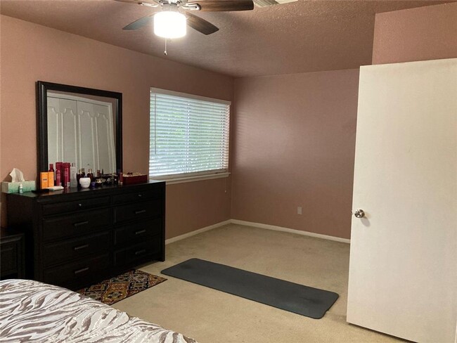 Building Photo - Totally updated townhome, Laminate Floor l...