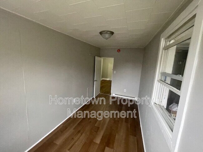 Building Photo - 663 E Market St