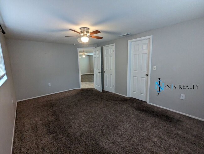 Building Photo - BEAUTIFUL, Large - 4/2 1500 Sq. Ft., Renov...