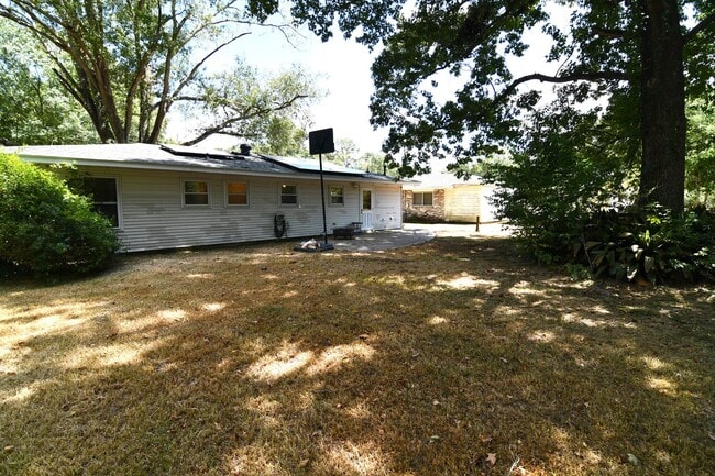 Building Photo - 3 bedroom, 1.5 bath home in quaint, well m...