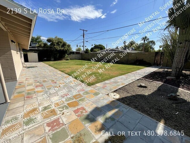 Building Photo - 2139 S La Rosa Dr