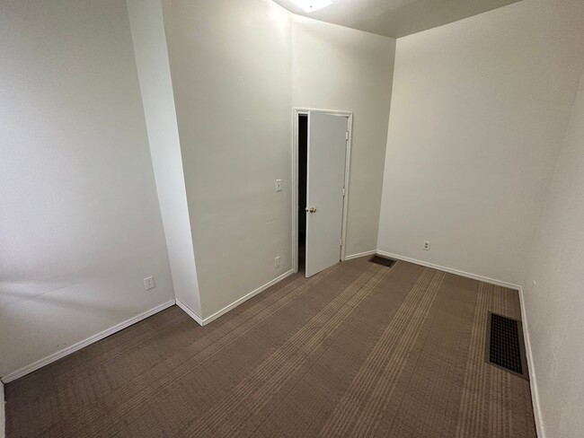 Building Photo - 909 W Taylor St