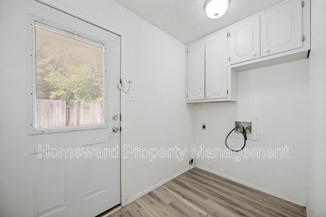 Building Photo - 806 W Belden St