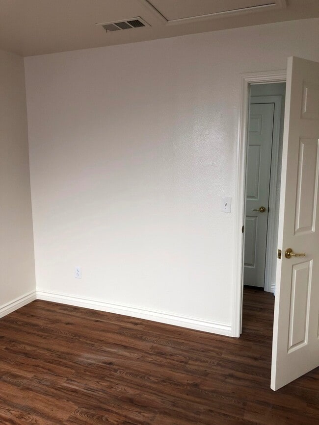 Building Photo - Beautiful Single Story Home