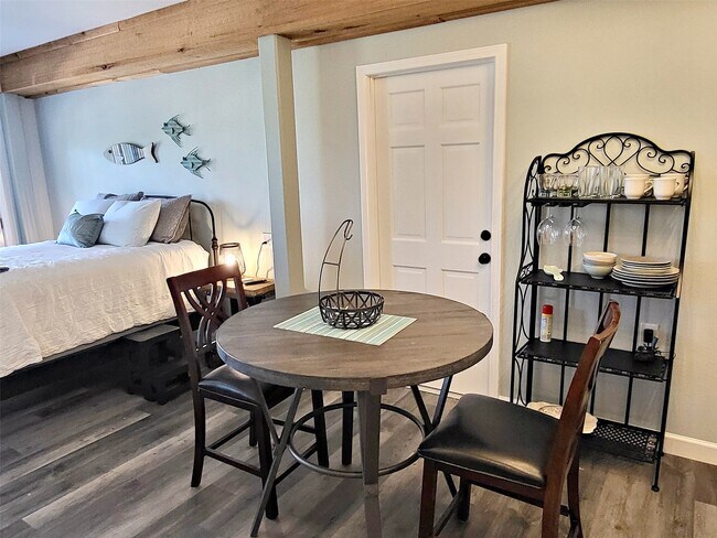 Building Photo - 1526 Lakeside Dr W