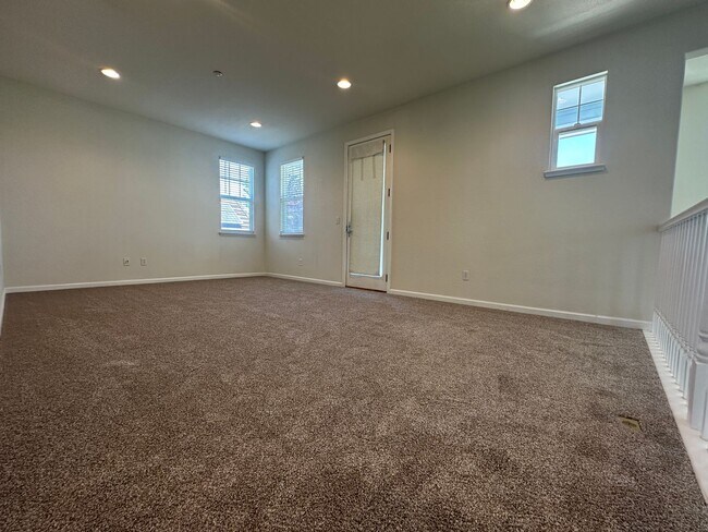 Building Photo - Gorgeous 3 Bed / 2.5 Bath Home in Desirabl...