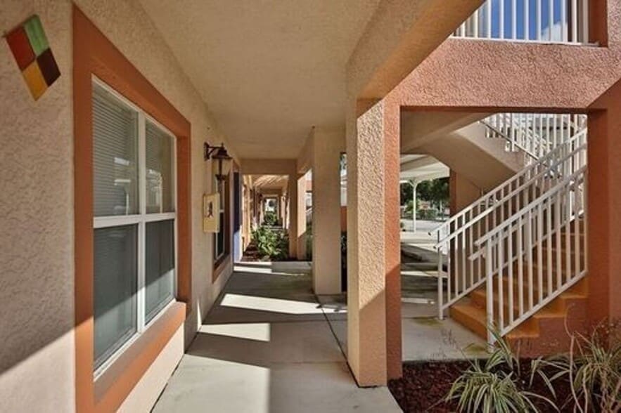 Building Photo - Santa Barbara Villas - Move in Special