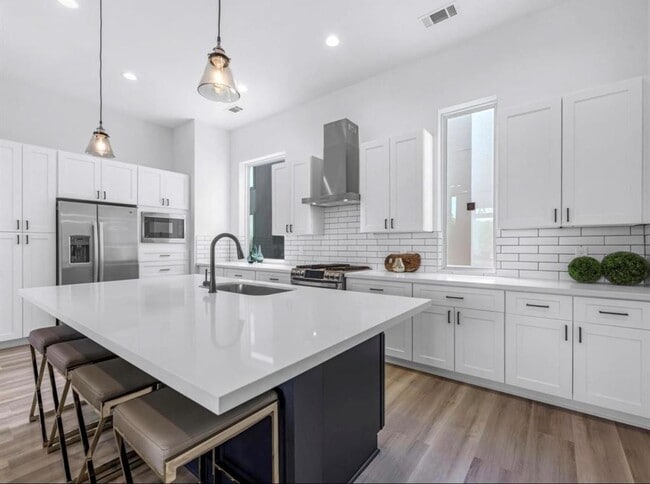 Building Photo - 5910 Val Verde St