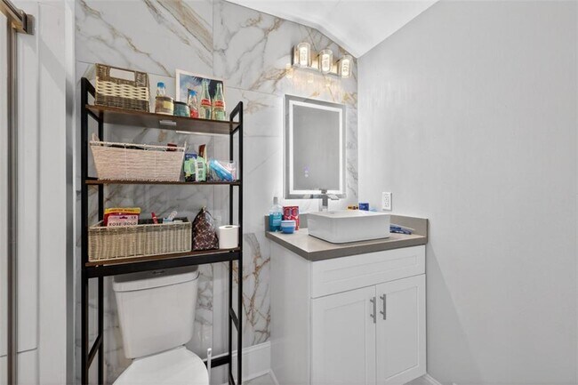 Building Photo - 1074 Peachtree Walk NE