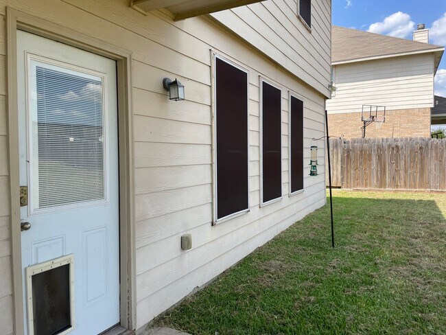 Building Photo - Available Now! Spacious & Well-Maintained ...