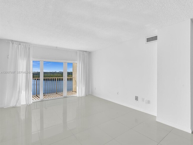 Building Photo - 300 Bayview Dr