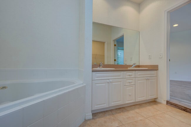 Building Photo - 1800 Bayshore Way