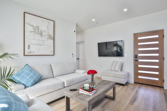 Building Photo - OPEN HOUSE SUN 05/17/26 9 AM - 2 AM  Beautiful, Fully Furnished 2BR w/ washer / dryer appliances