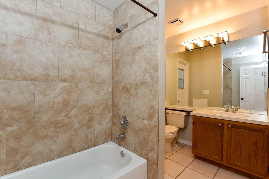 Building Photo - 622 Queensbridge Dr