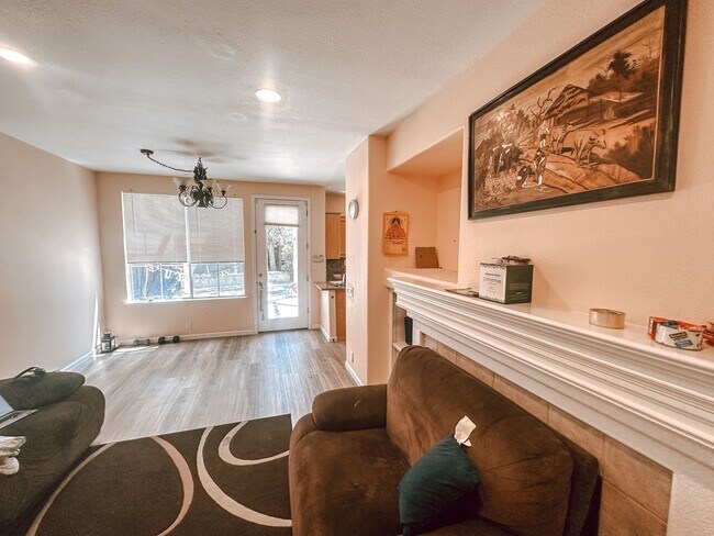 Building Photo - Home in Pleasanton Available!