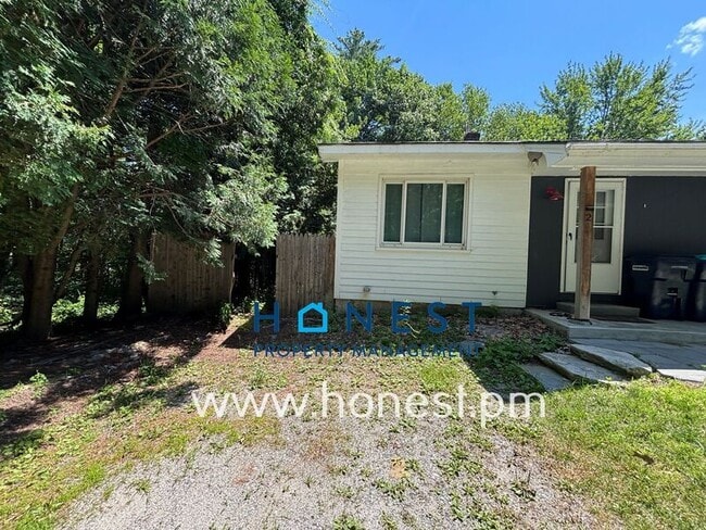 Building Photo - 206 Derosay St