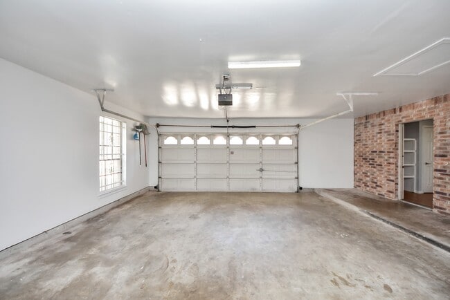 Building Photo - 16006 Autumn Falls Ln
