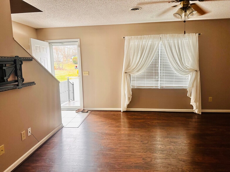 Building Photo - 5 Lexington Ct