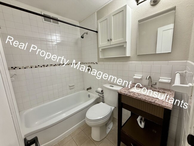 Building Photo - 3-Bedroom Home Near Downtown Overland Park!