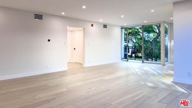 Building Photo - 414 N Palm Dr