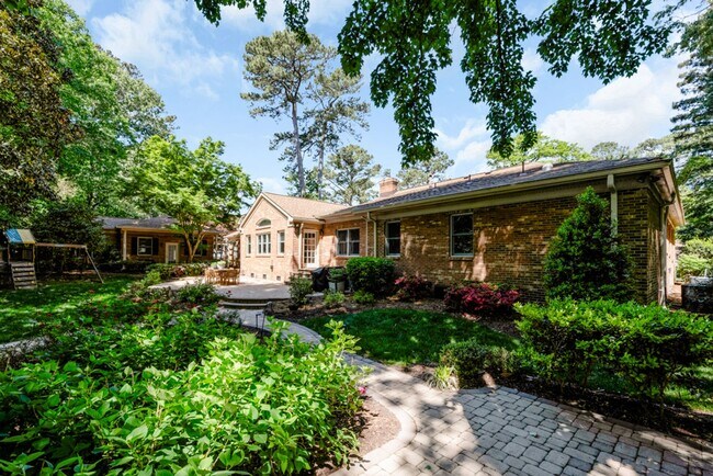 Building Photo - A rare estate-style rental in Thoroughgood