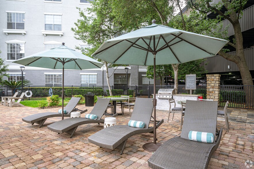 Outdoor Grilling Station & Sundeck - Villas at Hermann Park