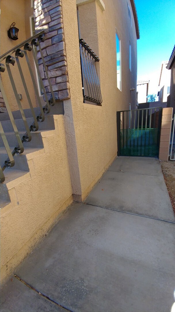 Building Photo - Multi level