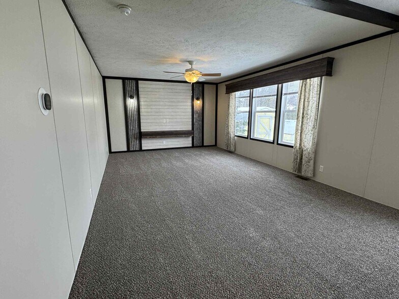 Building Photo - 48583 Pineview Dr