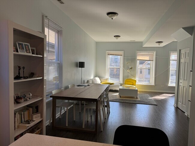 Building Photo - 1736 W Melrose St