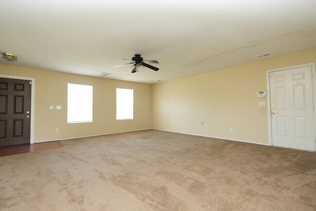 Building Photo - Lovely home situated on a cul-de-sac