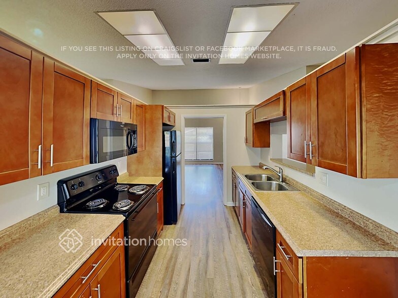 Building Photo - 9701 NW 33rd Manor